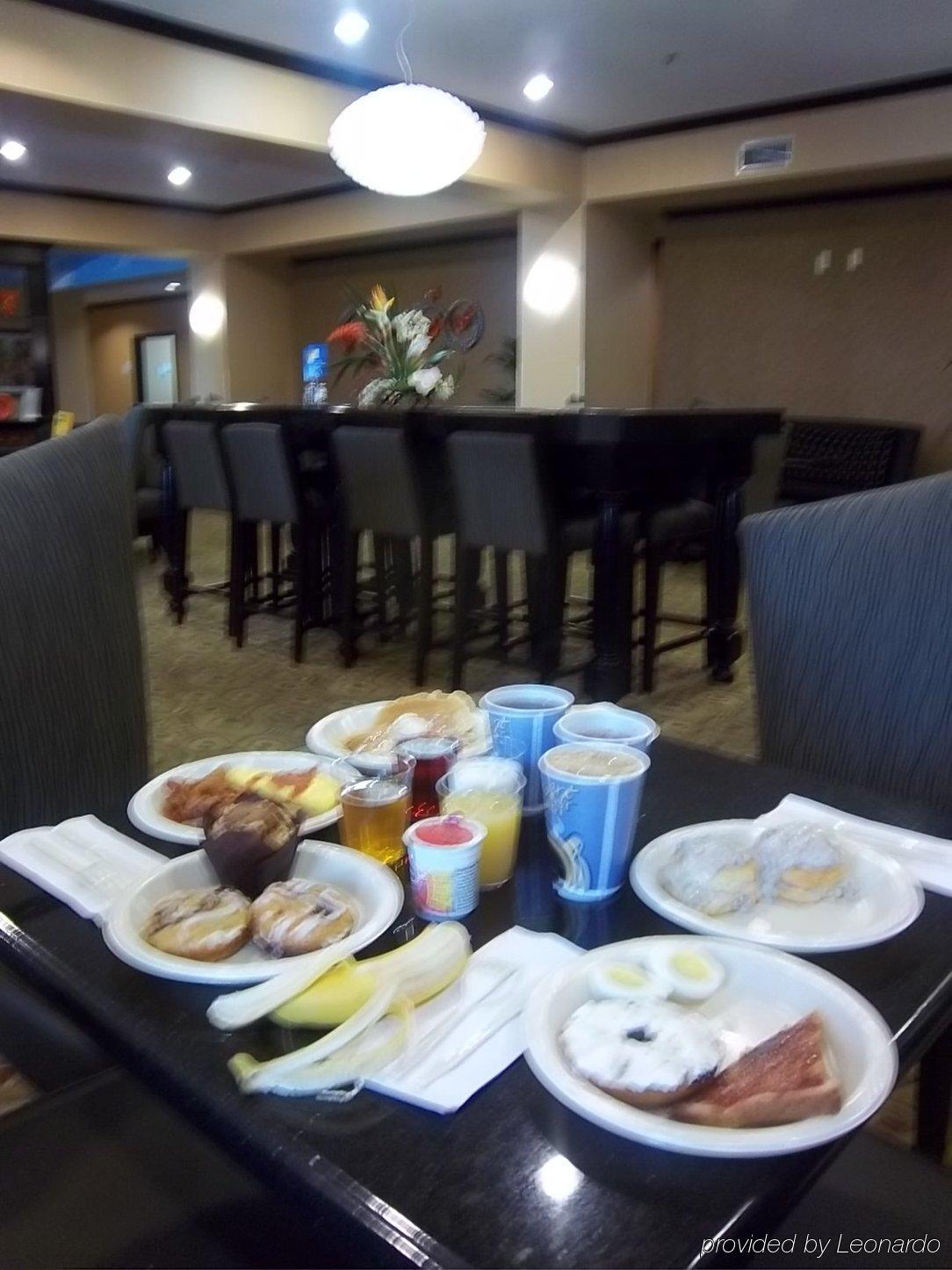 特克萨卡纳东智选假日酒店&套房 餐厅 照片